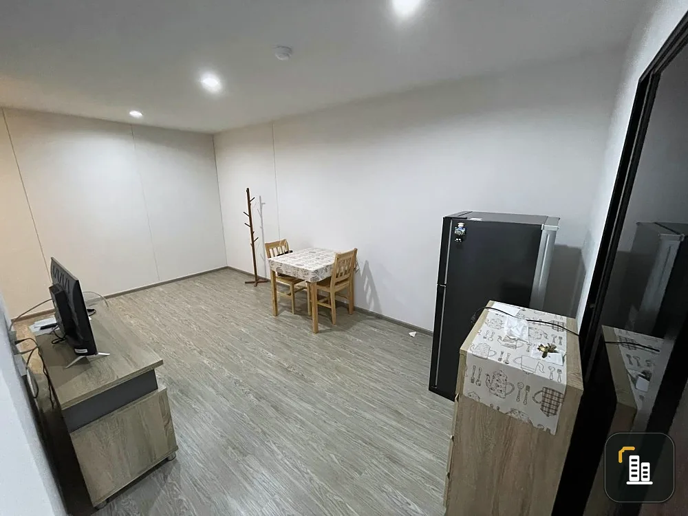 Hi Seacon Station for sale, 2nd floor, quiet room with furniture. Convenient travel. If interested, book now.