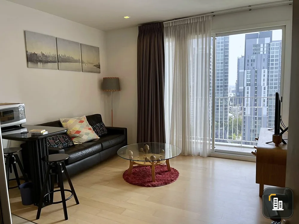 HQ Thonglor for sale, spacious room divided into sections. Decorated in warm, inviting tones. Awesome city view If you don't reserve, you'll miss a lo