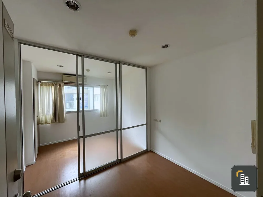 Condo for sale Lumpini Condo Town Ramintra-Lat Pla Khao. The room is divided into proportions. The price is light and easy on the wallet. Book now.