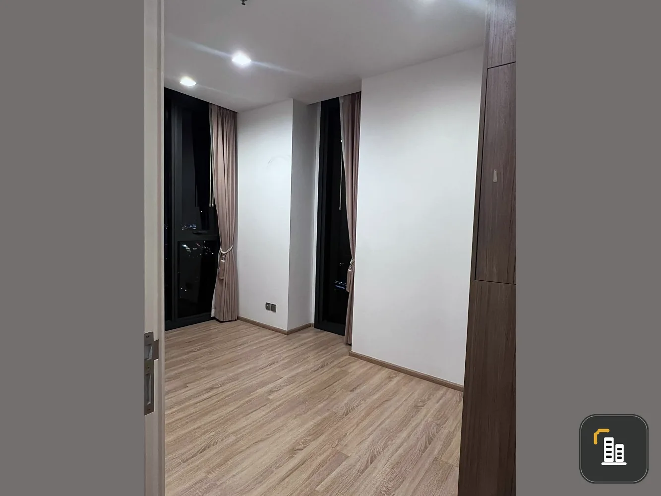 For sale: The Line Phahon-Pradipat, high floor, good view, simple decorated room, nice to live in, good furniture, hurry and reserve now.