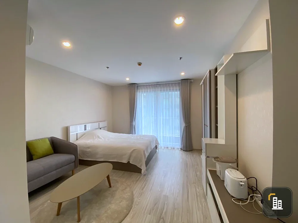 For sale: Ideo Mobi Bang Sue Grand Interchange, 28th floor, corner room, free furniture and appliances. Book now.