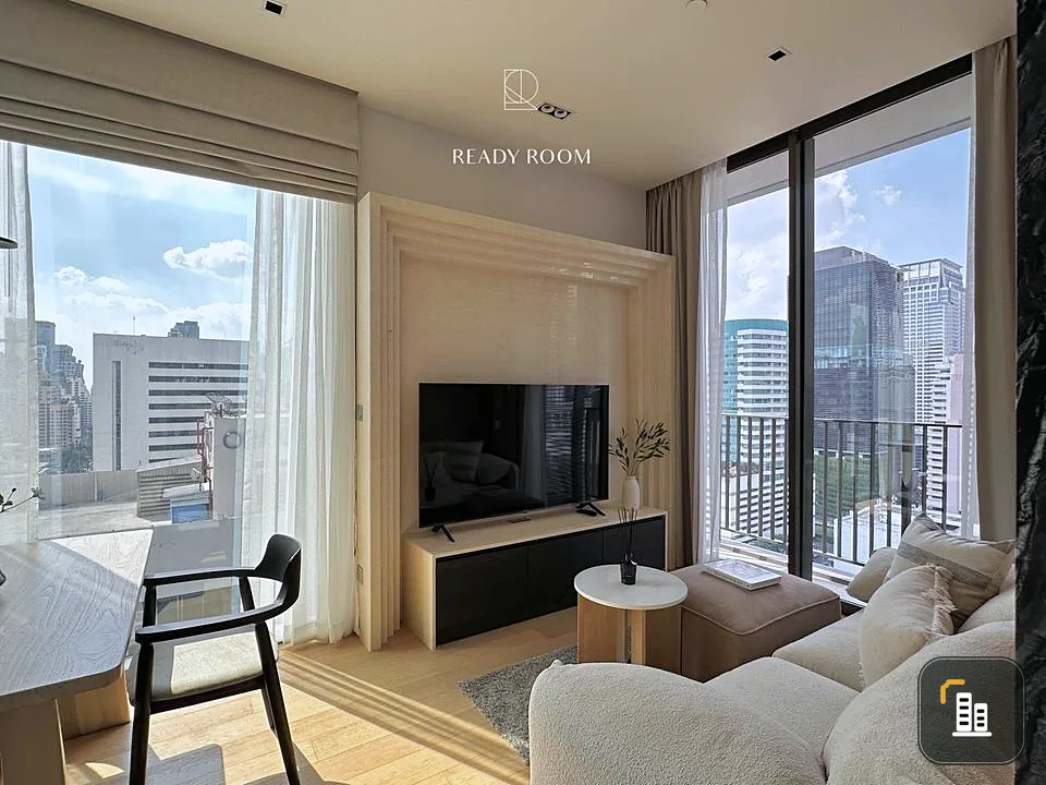 For rent 28 Chidlom, spacious room Decorated with good furniture. Big screen TV, great for watching movies. Reserve quickly.