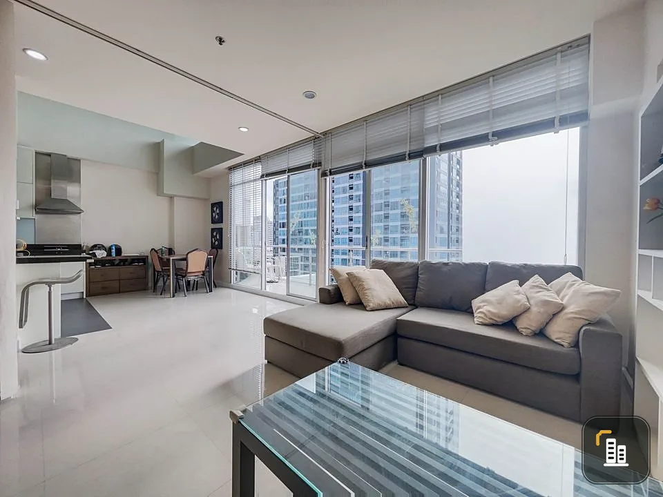 Trendy Condominium Pen House for sale, spacious, simply decorated, nice to live in. Good like this, hurry and reserve it.