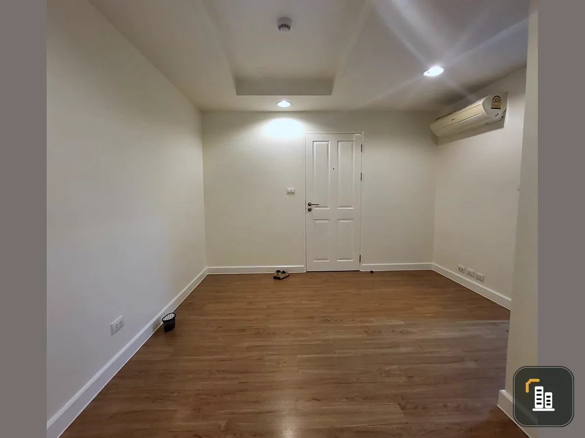 For sale: The Kris Ratchada 17, empty room, wide, open, airy, cool. Renovation line, reserve quickly.