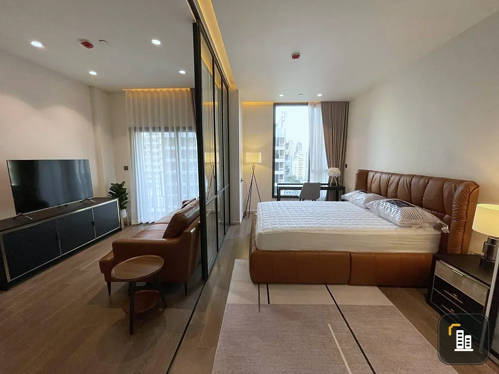 For rent Muniq Sukhumvit 23, 15th floor, well decorated room. Comfortable leather sofa The big bed is very comfortable to sleep in. Book now.