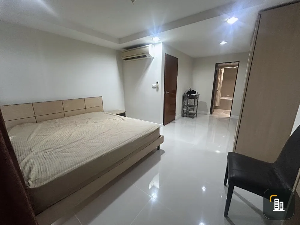 Urgent sale!! Condo The Kris Ratchada 17, 4th floor, 3 bedrooms, a corner room with good ventilation. Book now!!