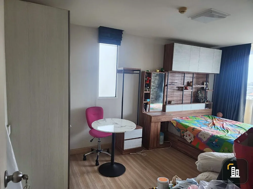 M Society Condominium for sale, decorated with wallpaper. Lots of usable space Fully furnished, reserve now.