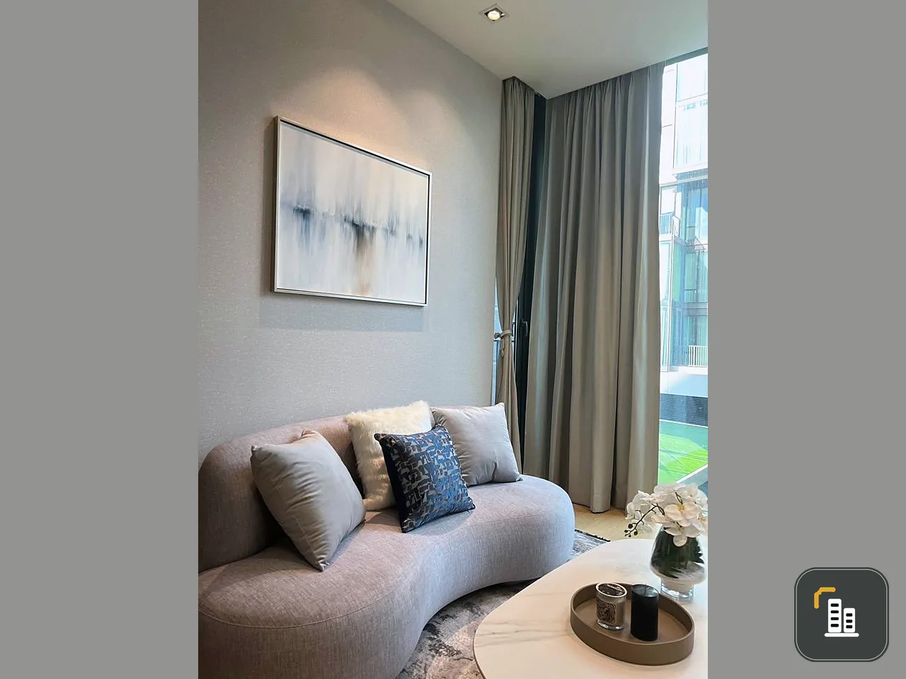 For rent 28 Chidlom, beautifully decorated room, looks expensive, nice built-ins, good furniture. Good like this. Hurry and reserve it.