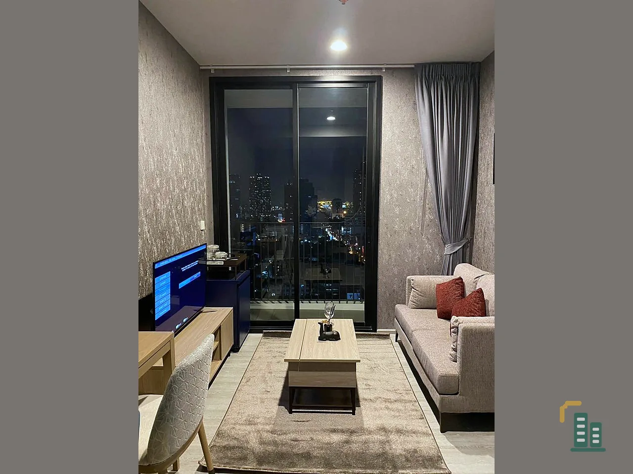 Condo for rent, XT Ekkamai, 14th floor, unblocked view, well decorated. Install wallpaper throughout the room. Don't miss it.