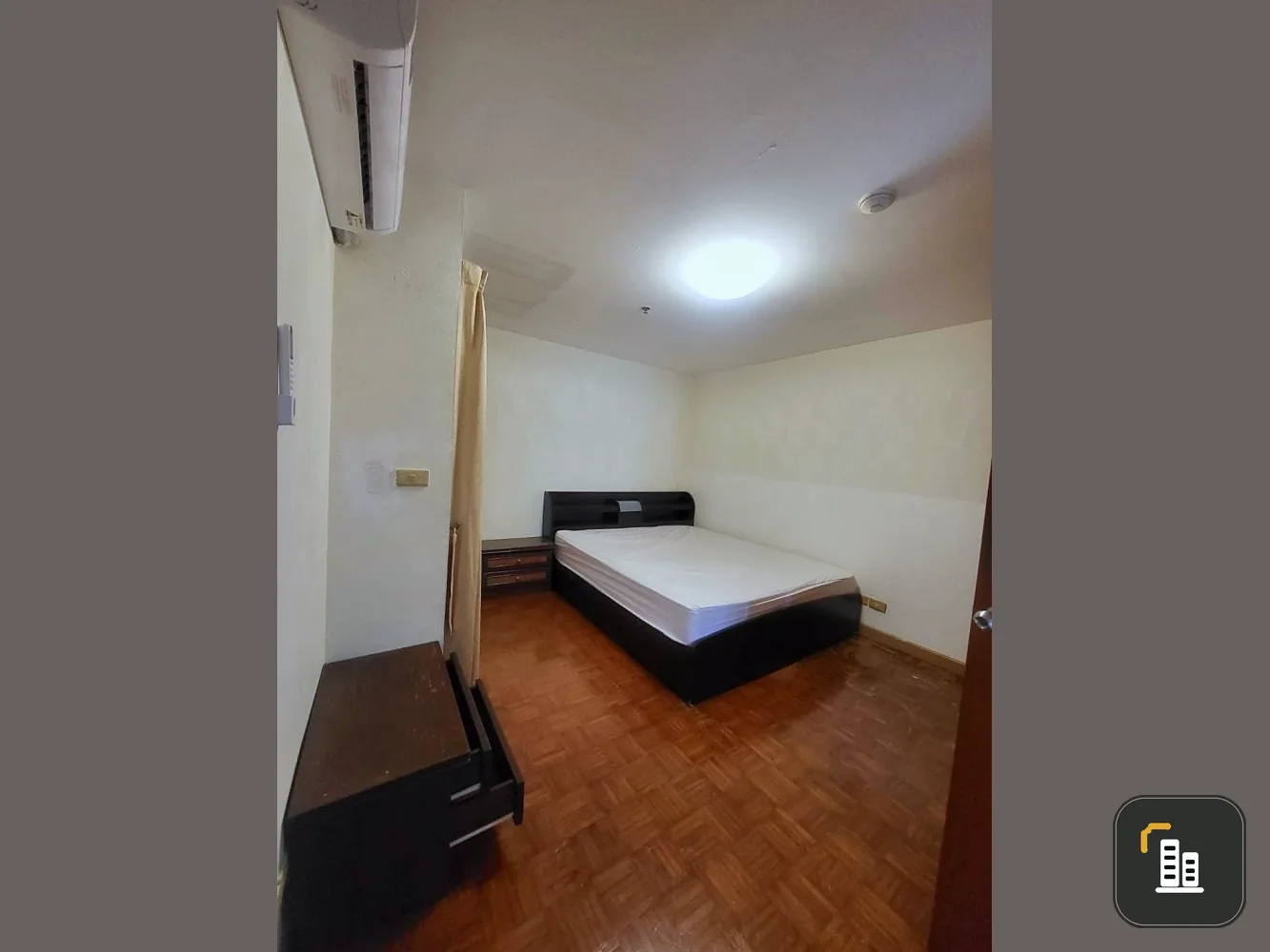 For rent: Silom Suite, 28th floor, complete with furniture and electrical appliances. Hurry and reserve now. Don't wait. Hurry.
