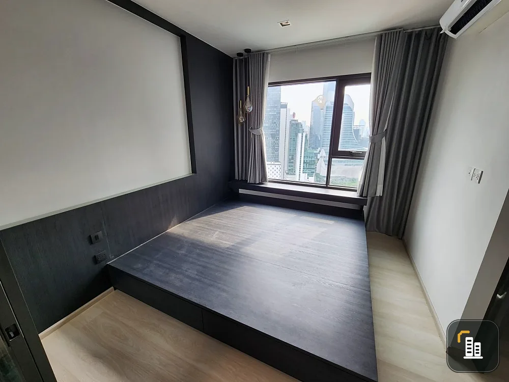 Urgent sale, Condo Life One Wireless, 36th floor, high garden view, beautiful, not blocked, plus a good price, come own this place.