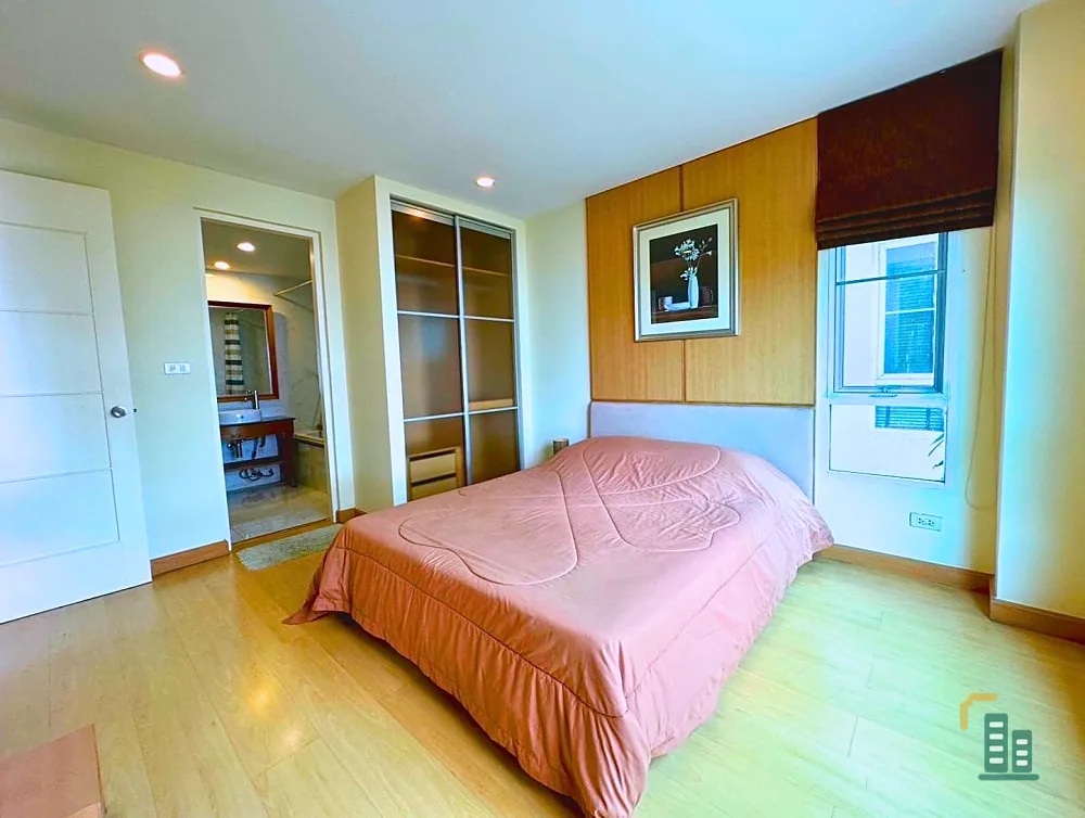 Urgent sale, Condo The Bangkok Sukhumvit 61, large room, lots of usable space. Hurry and reserve it today.