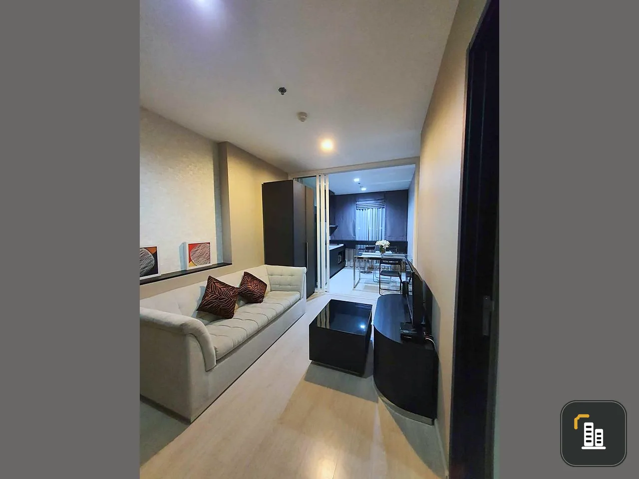 For sale: Rhythm Sukhumvit 44/1, 8th floor, garden view, spacious room, divided into sections, comfortable sofa, if you miss it you will regret it.