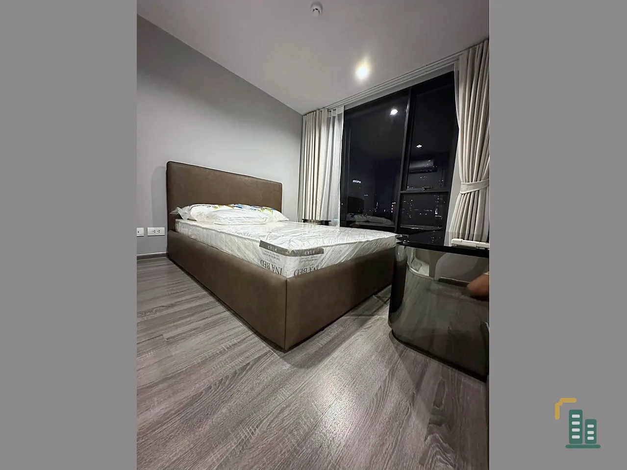 For Rent Ideo Mobi Sukhumvit 40, 7th floor, beautiful garden view, simple decorated room, nice and modern style, don't miss it.