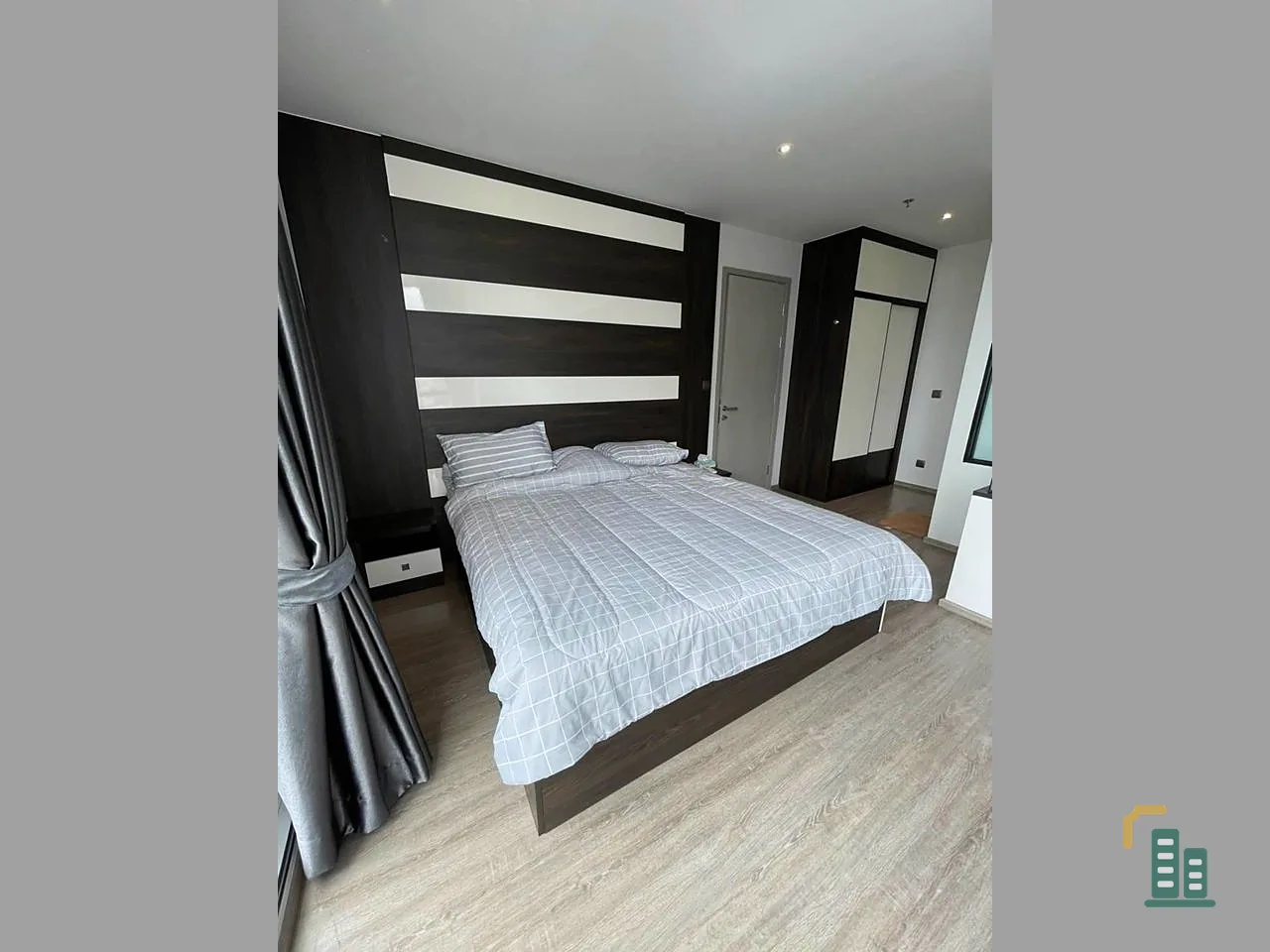For rent: Rhythm Ekkamai, 22nd floor, amazing city view. Fully furnished, very livable. If you miss it, you will regret it.
