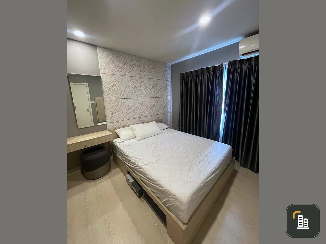 sale/rent Feel Phahon 34, room decorated with beautiful walls. Complete set of furniture With a large sofa to sit on. Not booking is a big mistake.