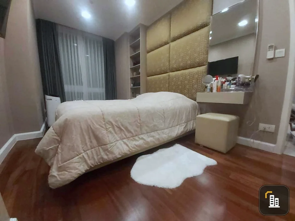 Condo for sale: The MetroPolis, corner room, very private. Fully built-in Well decorated Don't miss it, book now.