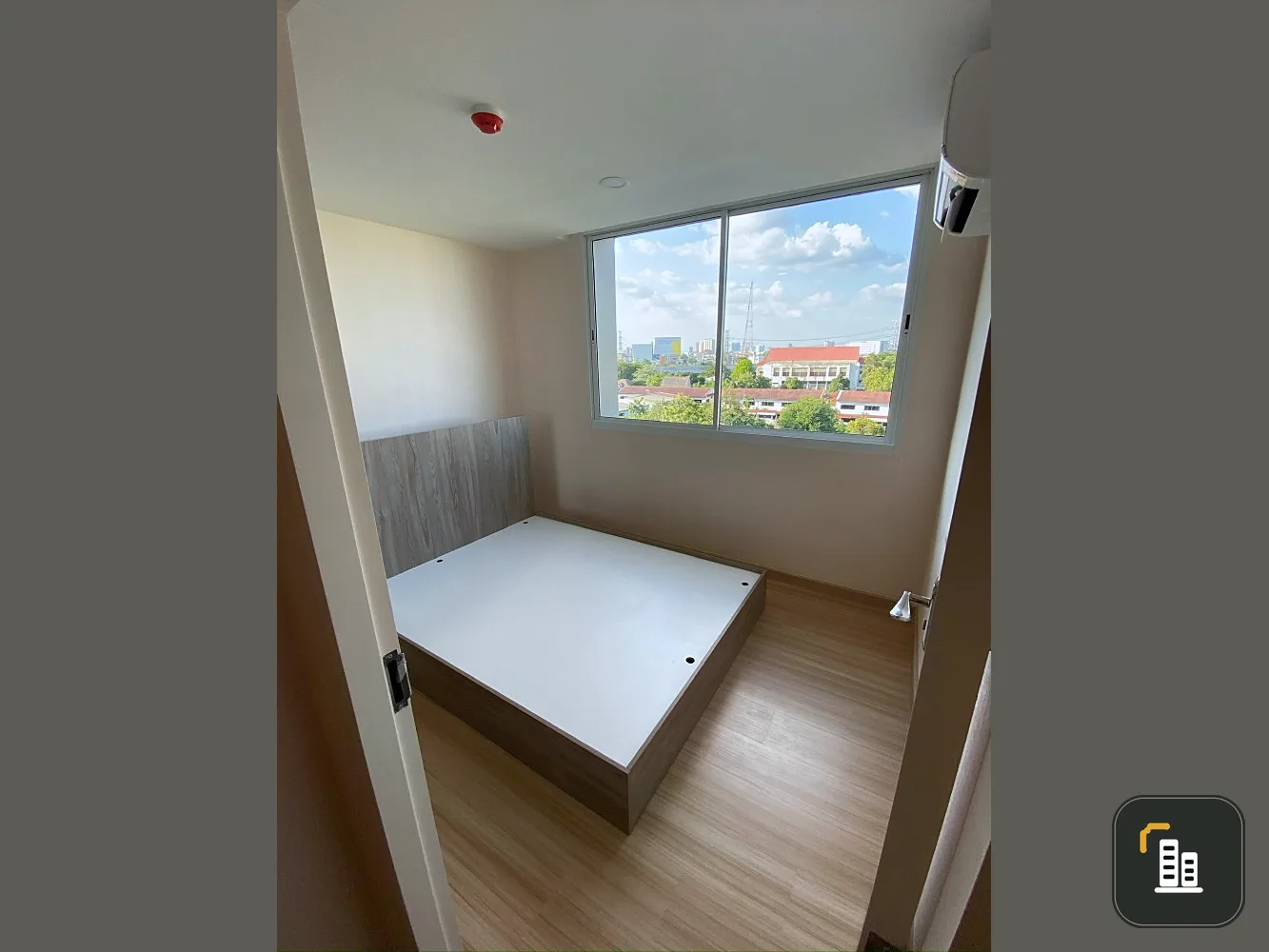For sale and rent, Chateau in Town at Charansanitwong 96/2, separated rooms. Complete set of furniture. Book now.