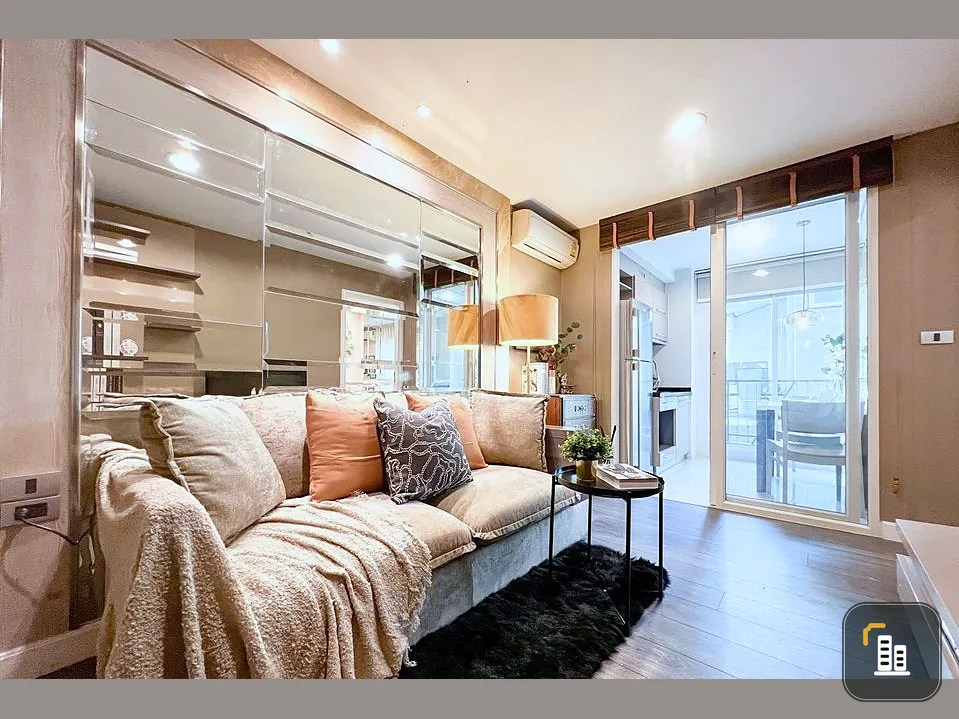 For sale: The Crest Sukhumvit 49, a luxurious Buit-In decorated room, very beautiful and livable. Good furniture, don't miss it.