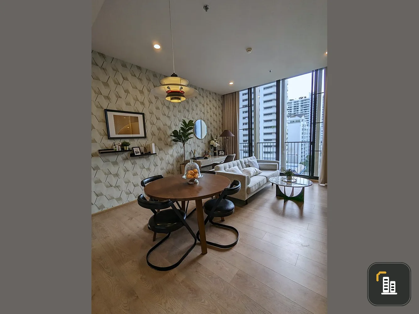 Condo for sale: Noble B 19, corner room, decorated with wallpaper. Plus a lot of usable space. Hurry and own it now.