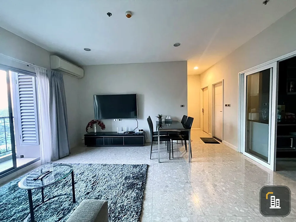 Condo for sale, The Crest Sukhumvit 34, nice to live in, lots of usable space. You can see the view of the sun every day. If you're slow, you'll miss