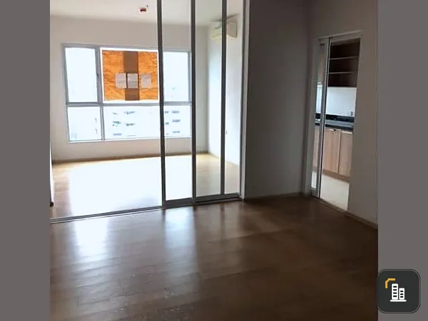 For sale: Hive at Sathorn, empty room, separated into sections. Open and airy, separate kitchen, just carry one bag and move in.
