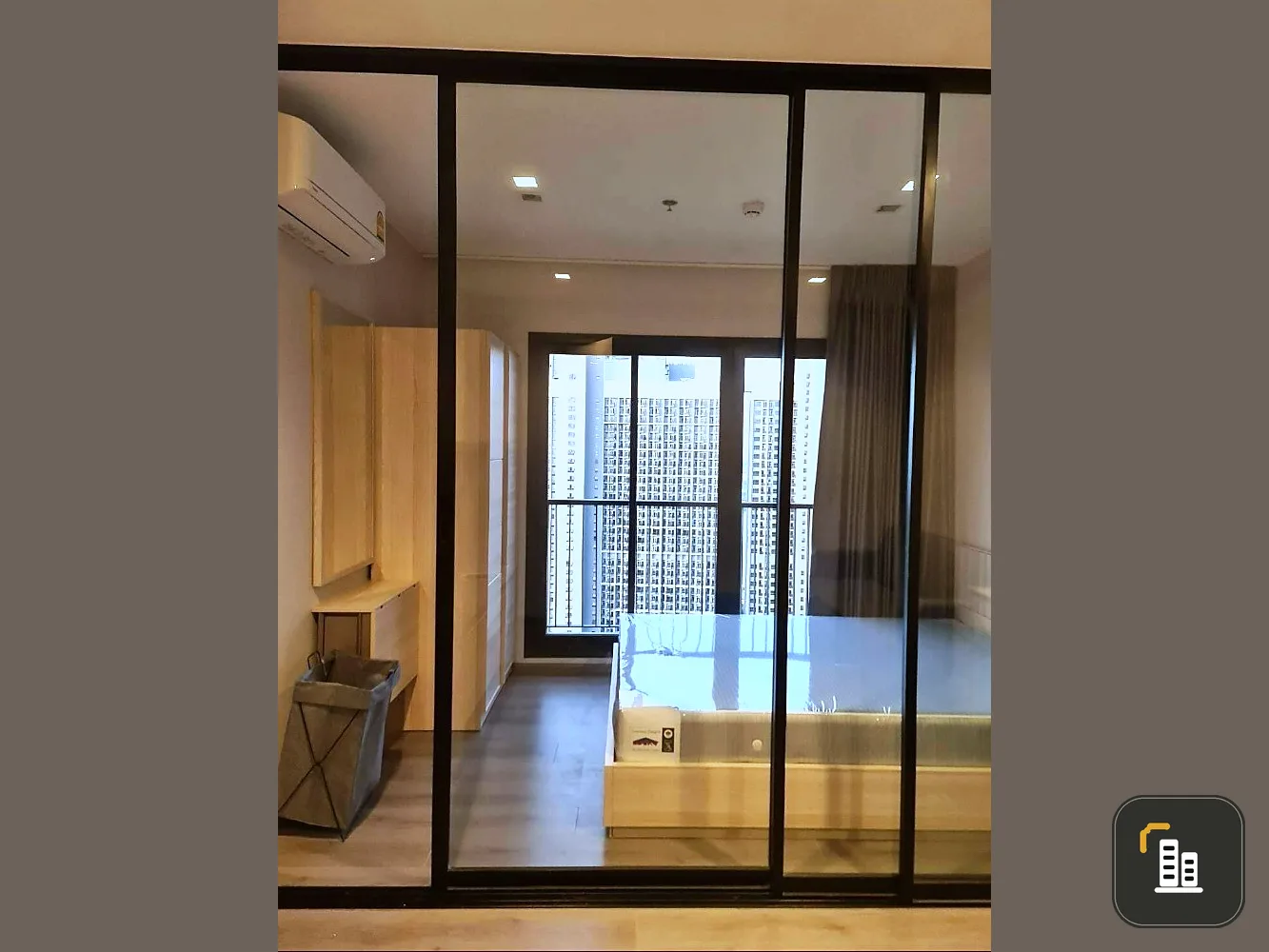 For sale: The Politan Rive, 55th floor, Chao Phraya River view, partitioned room, fully furnished, ready to move in. Book now, don't miss it.