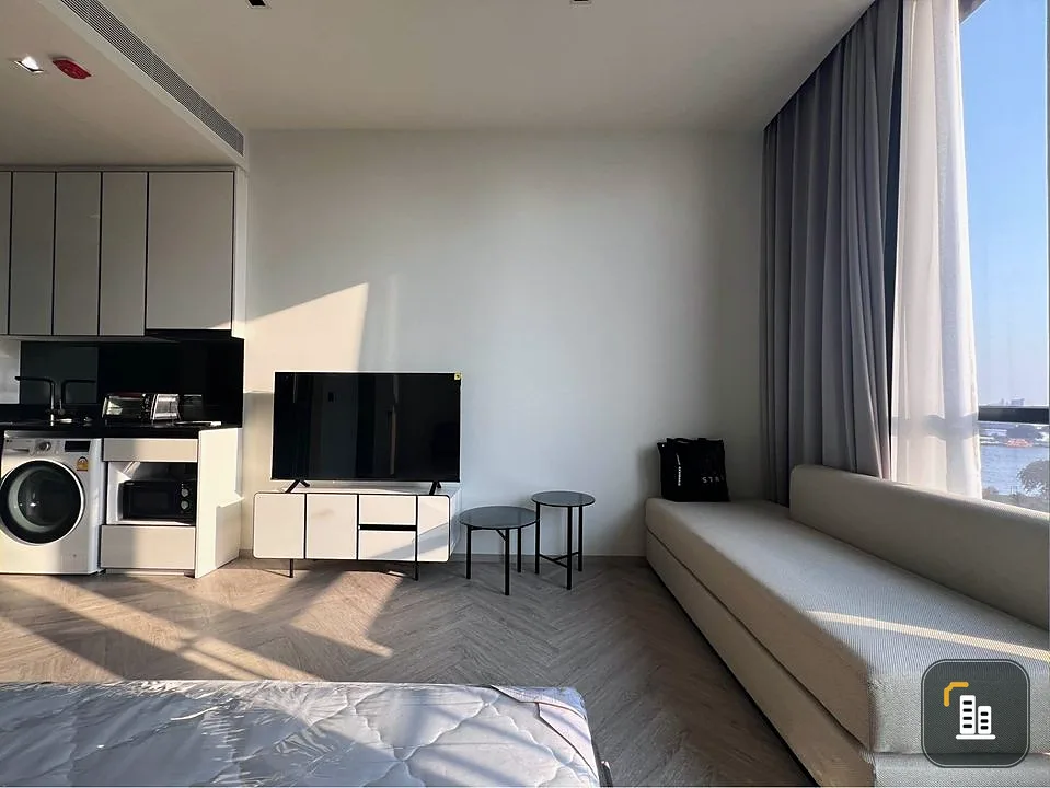 For rent CHAPTER CHAROEN NAKHON-RIVERSIDE Beautiful river view. Room decorated in Buit-In, minimalist style. Reserve quickly.