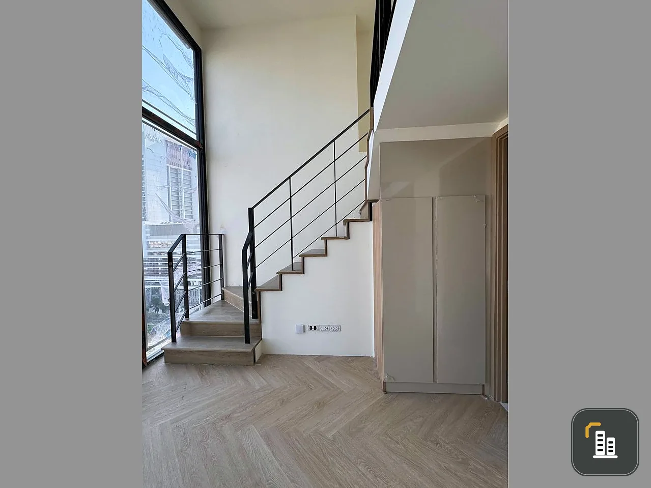 For sale at Reeva Charoen Nakhon, open and airy room. Duplex style, high ceilings, room renovation type, don't miss it.