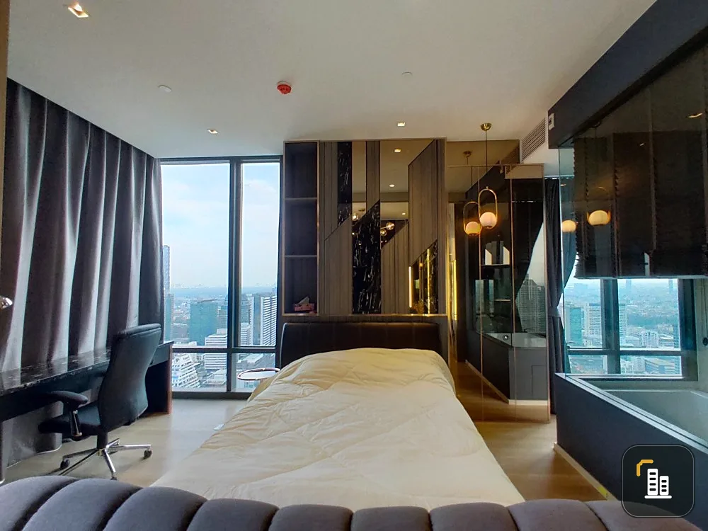 For rent!! Condo Ashton Silom, a luxury condo decorated in hotel style. Location in the heart of the city, next to Silom Road. Hurry and reserve now!!