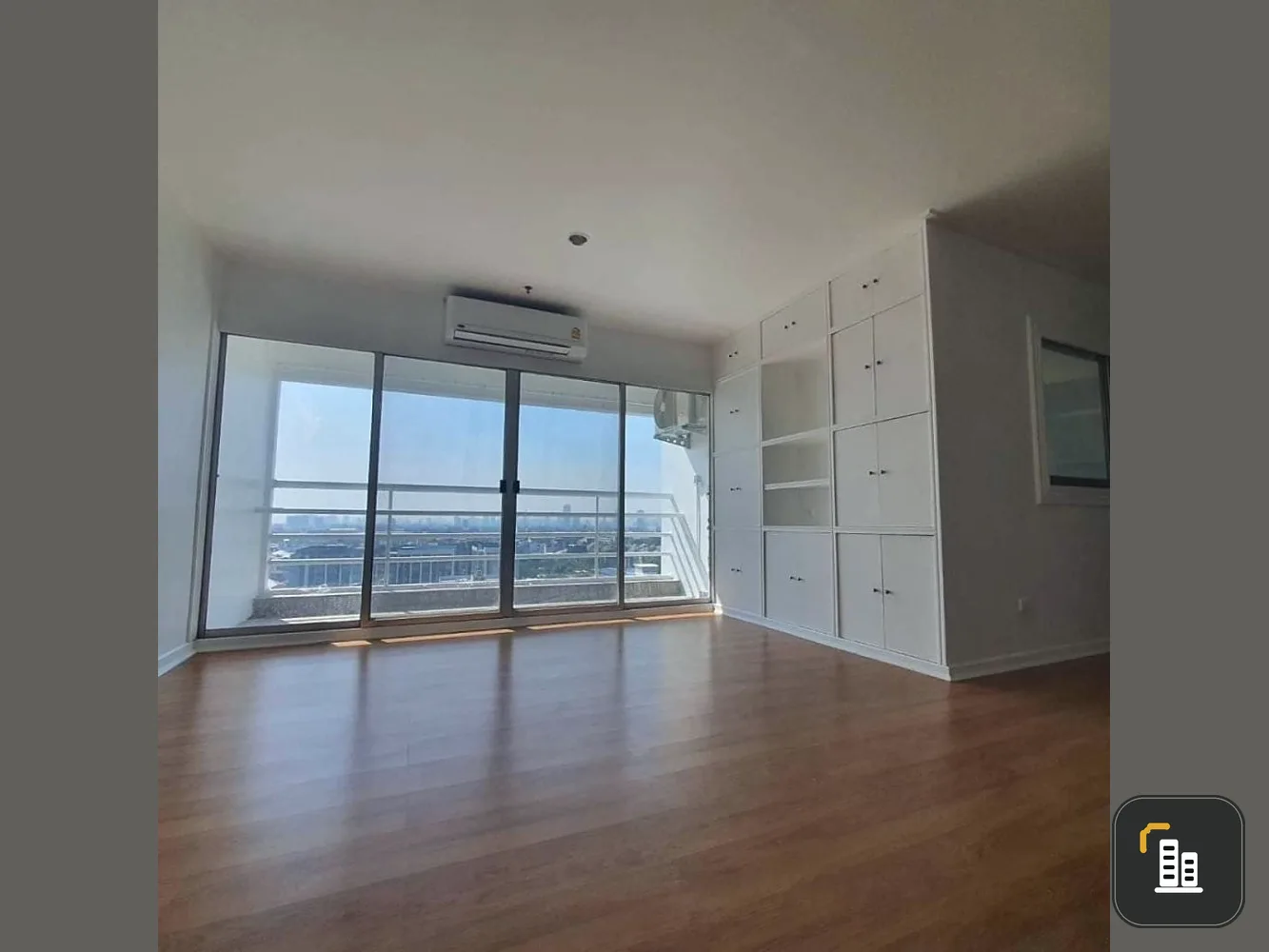 Condo for rent, P. Thana Tower, decorated with built-ins, good atmosphere, balcony facing south. Don't miss it.