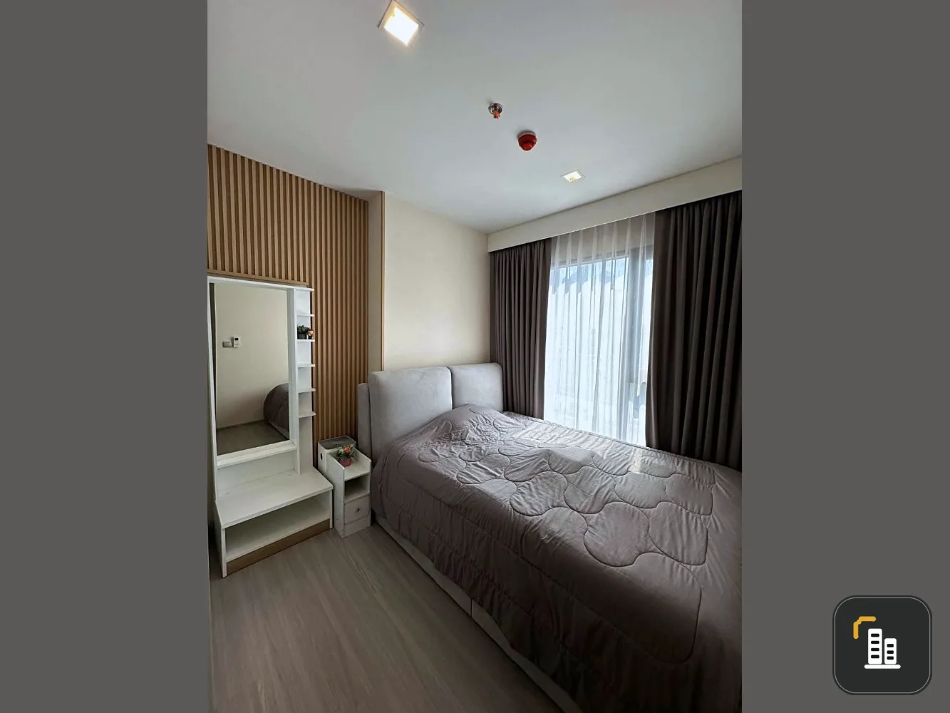 For rent: Life Asoke Hype, Muji style room. Light wood color and white, 10th floor, city view. Hurry and reserve it now.