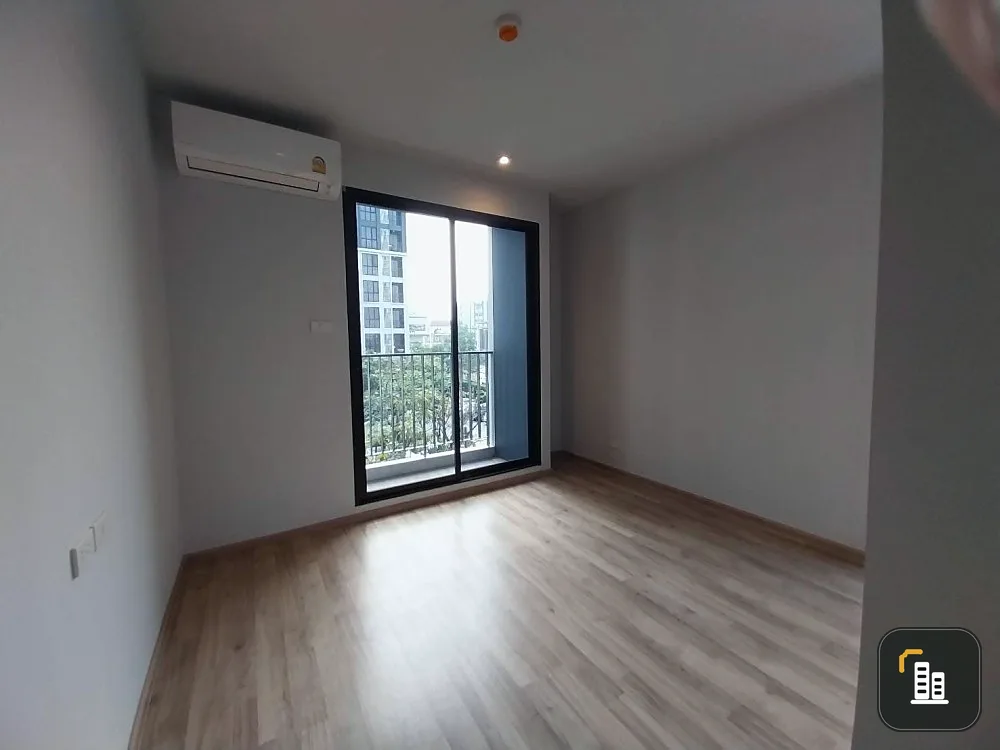 For sale Newera Ekkamai-Ramintra The room is open and airy. The room is empty. Don't just look and reserve it.