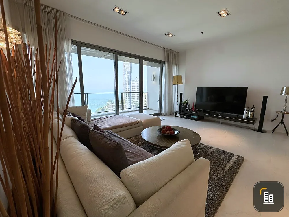 Condo for rent, North Point (North Pattaya), decorated with luxurious built-ins, comfortable sofas, sea view, suitable for relaxing.