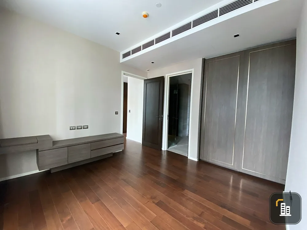 For rent: The Diplomat 39, 10th floor, room decorated with Buit-In furniture, very livable, divided into proportions. Book now.