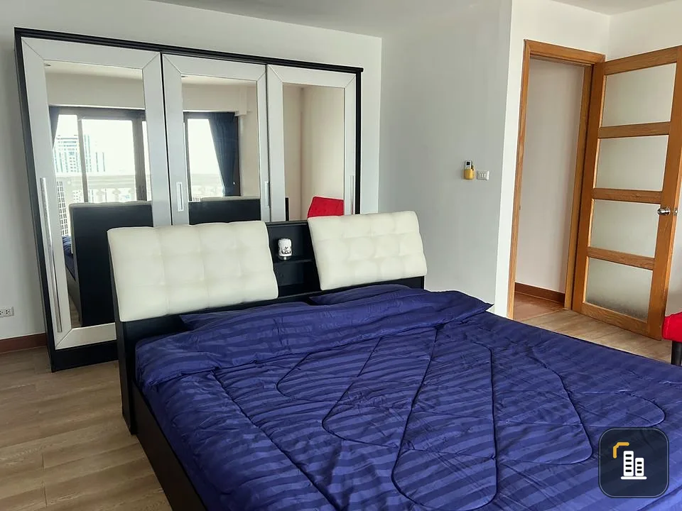 For rent, State Tower Condominium, 30th floor, spacious room, very beautiful river view. If interested, hurry and reserve before it's gone.