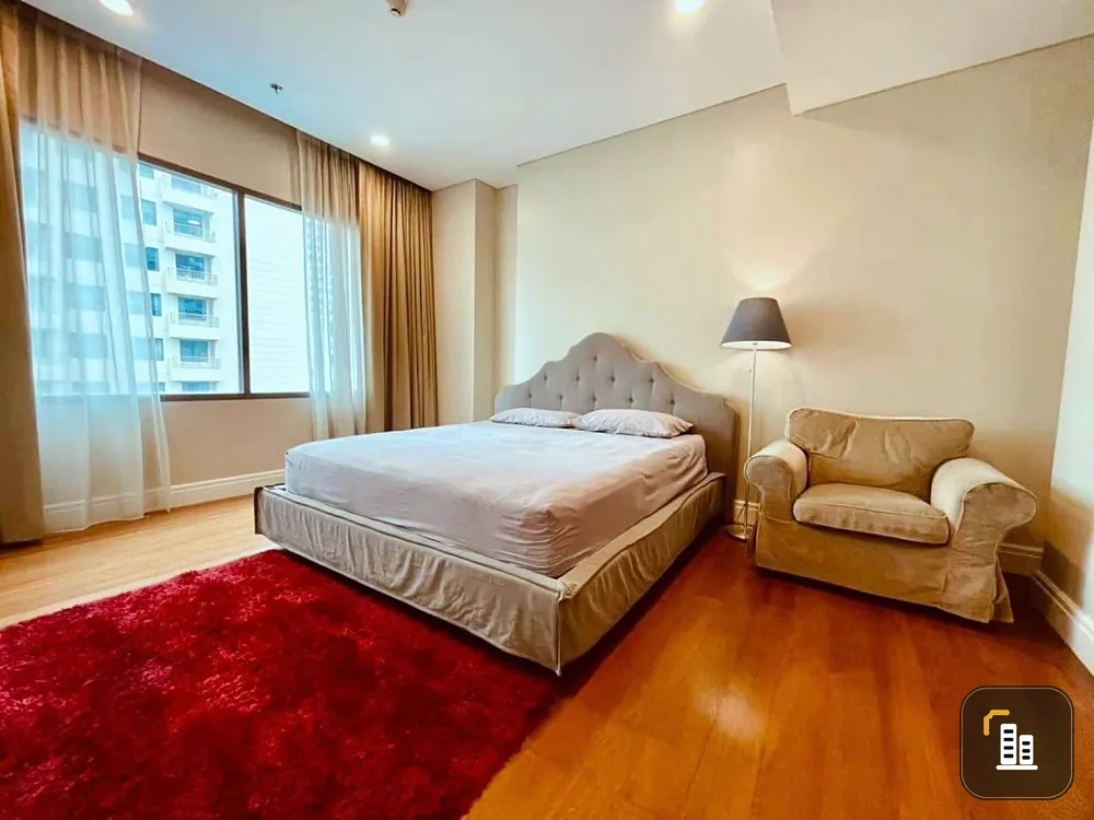Bright Sukhumvit 24 for sale, great swimming pool view. The room is decorated in a simple, elegant way. If interested, move in immediately.