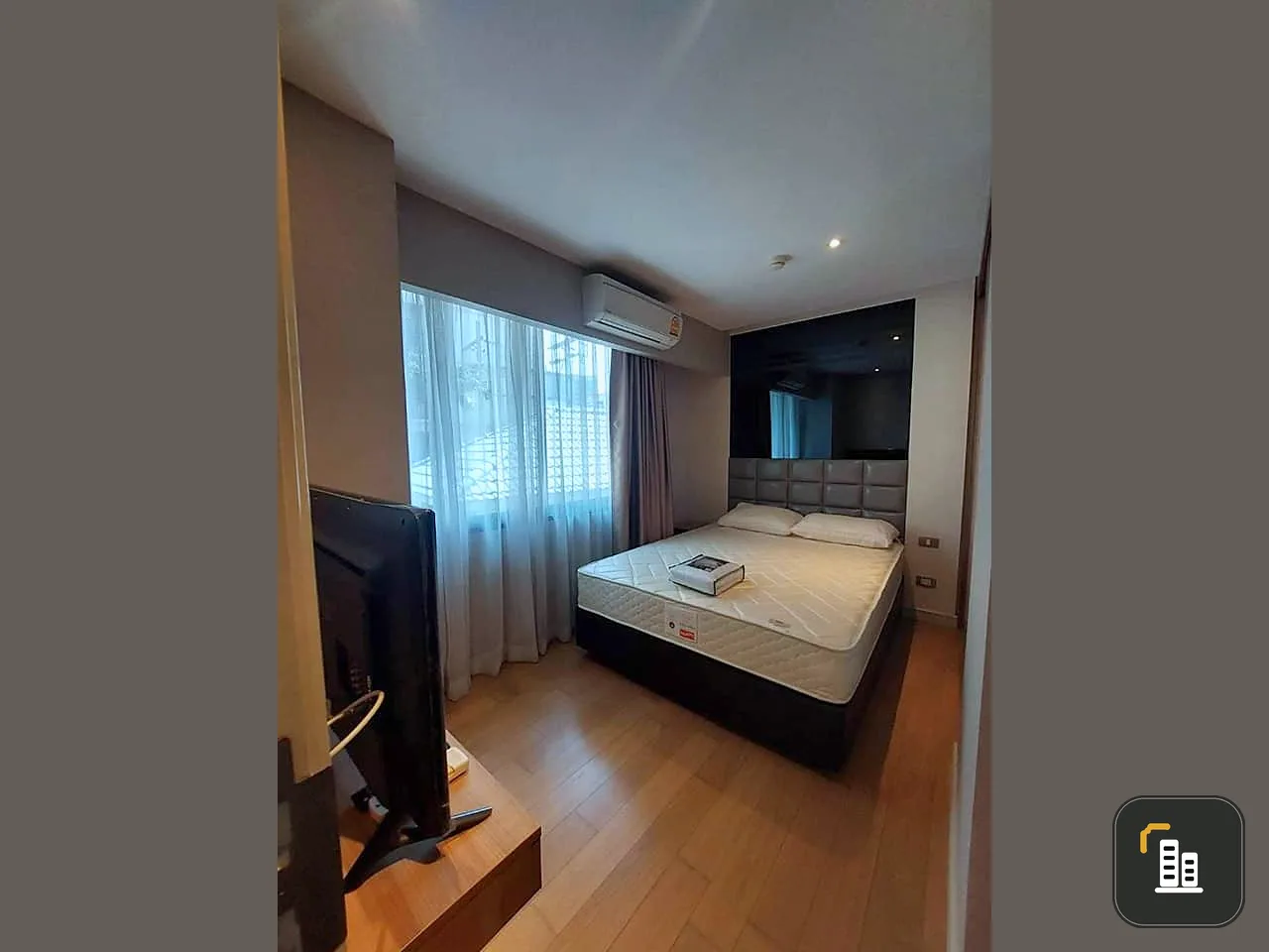 For sale: Tidy Deluxe Sukhumvit 34, beautifully decorated, fully furnished, just drag your bags and ready to move in, don't miss it.