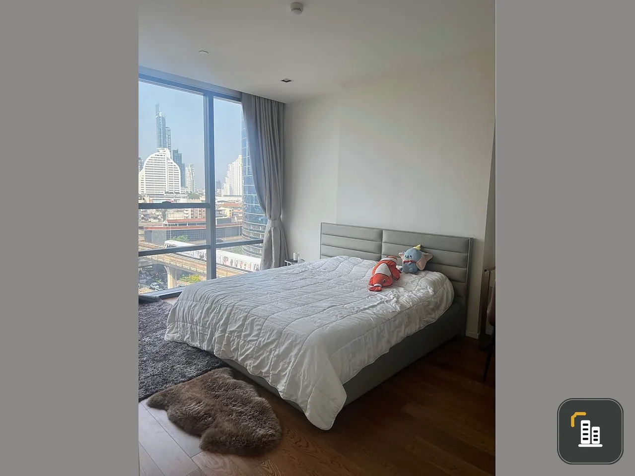 Condo for sale, The Bangkok Sathorn, lots of usable space, comfortable sofas, comes with a private elevator, reserve quickly.