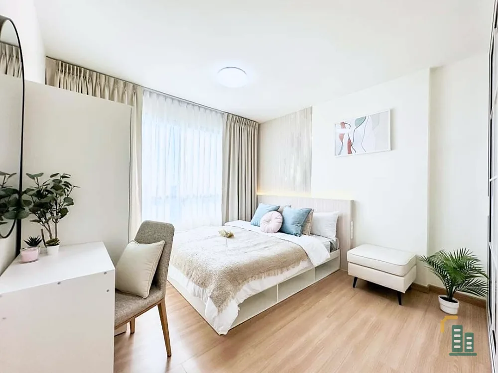For sale: Plum Condo Nawamin. The room is beautifully decorated with built-ins. Colors that are pleasing to the eye make you feel at ease. Minimalists