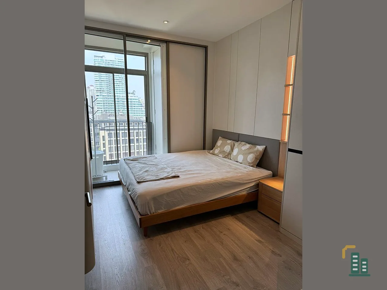 For rent: Rhythm Ekkamai Estate, 1 bedroom, fully built-in furniture, very livable. Hurry and reserve before it slips away.