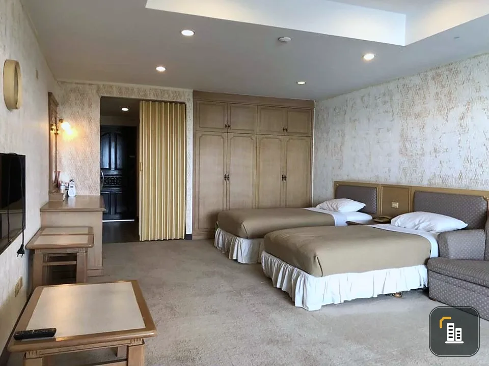 For sale: Grand Condotel (Jomtien), room ready to move in. The walls are brightly decorated, spacious and nice to sleep in. Don't just look and book n
