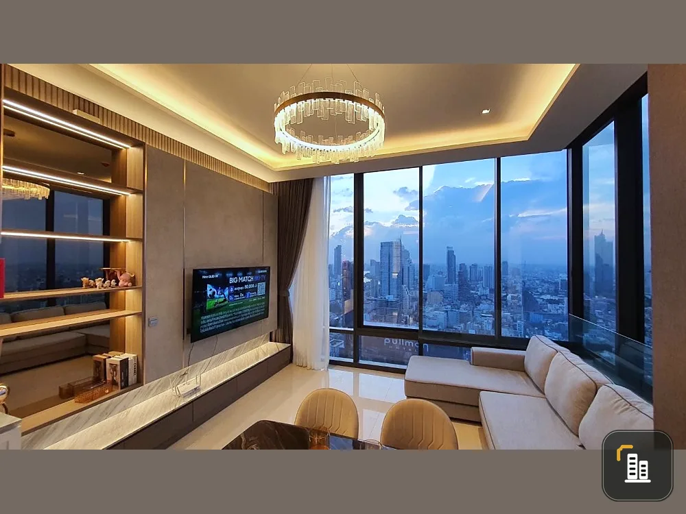 Condo for rent, Ashton Silom, decorated with luxurious built-ins and a very private walk-in closet. If you miss it, you will regret it.