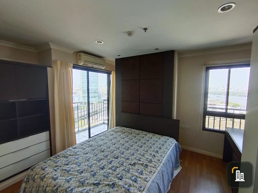 For sale Lumpini Place Narathiwat - Chao Phraya, corner room with balcony, view of the Chao Phraya River, great price, hurry and reserve quickly.