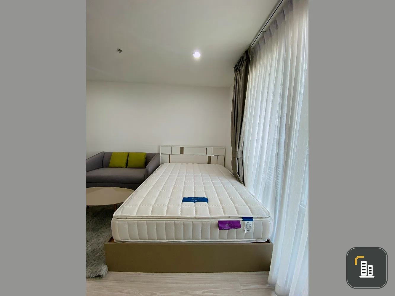 For sale: Ideo Mobi Bang Sue Grand Interchange, 22nd floor, wide, airy, clean white tone. Book now, urgent.