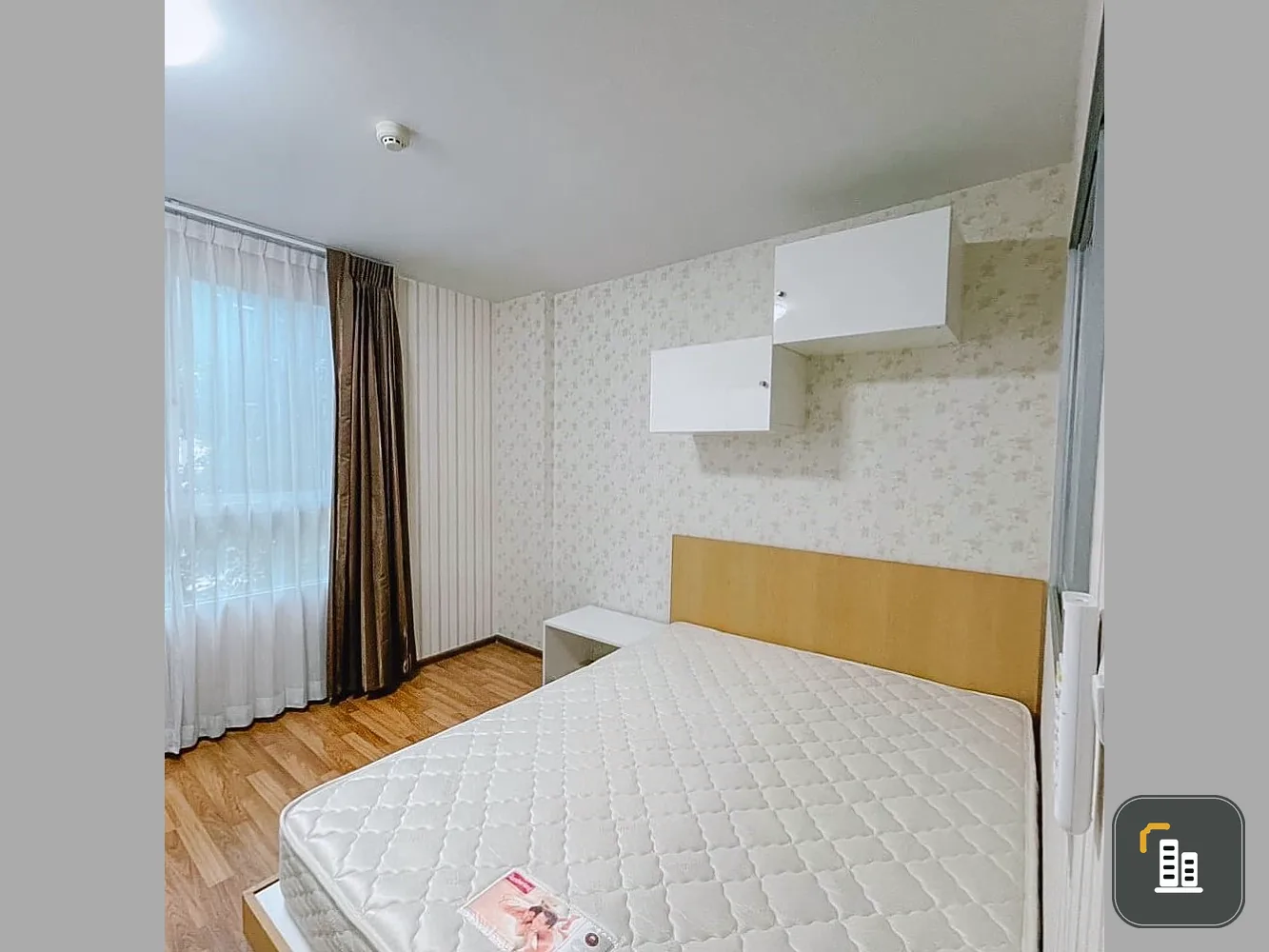 Condo for sale, U Hua Mak Station, decorated with wallpaper. Complete with furniture Affordable price, reserve now.