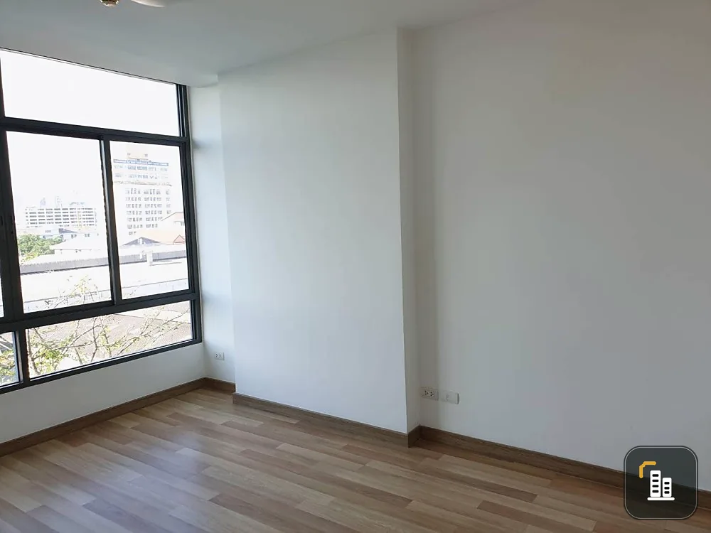 Condo for sale, rent, Ideo Blucove Sukhumvit, empty room, swimming pool view. Plenty of usable space, don't wait.
