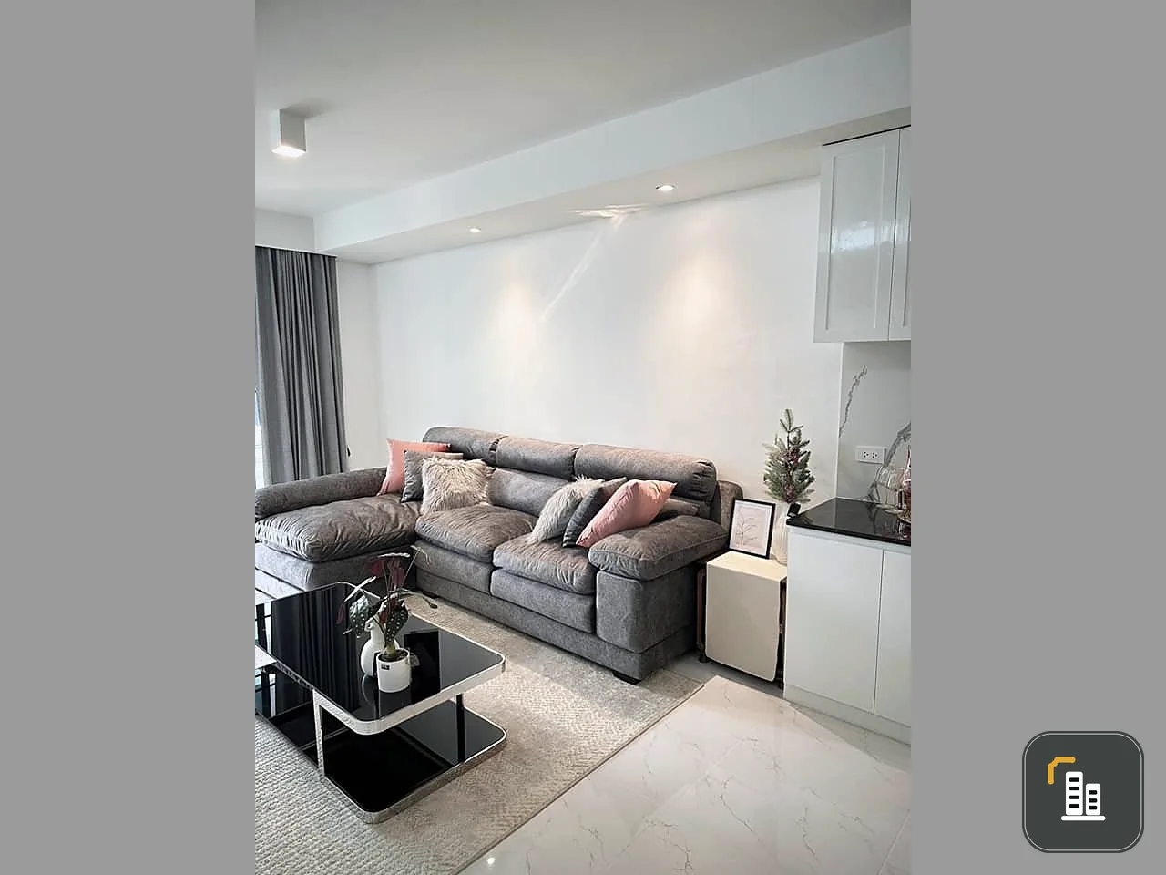 For Sale Siamese 39, luxury condo, decorated in Minimal Luxuly style, every piece of furniture is very good. Hurry and reserve now.