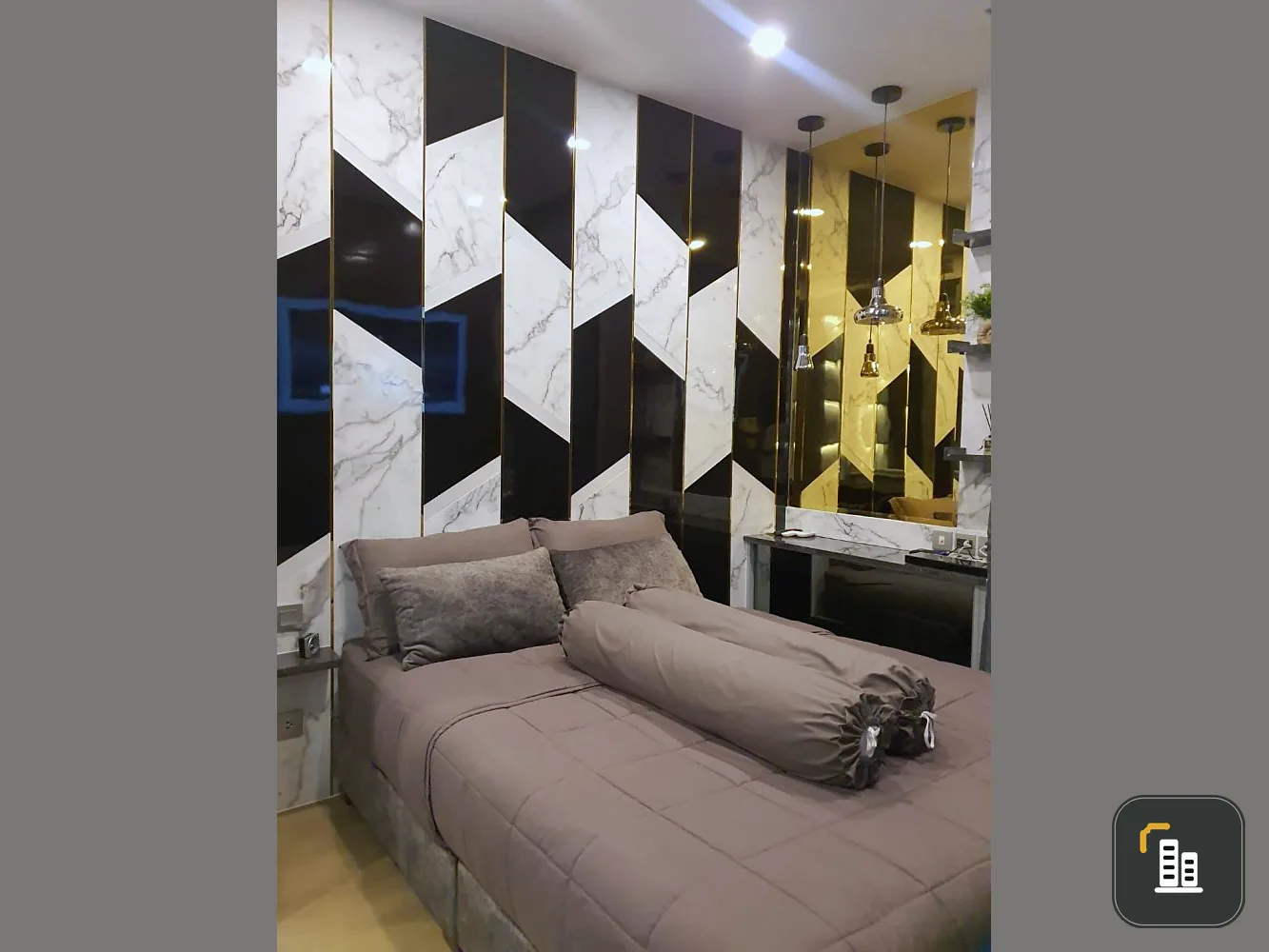 For rent: Ashton Asoke, high floor, decorated room with great built-ins. Premium grade furniture You can carry just one bag.