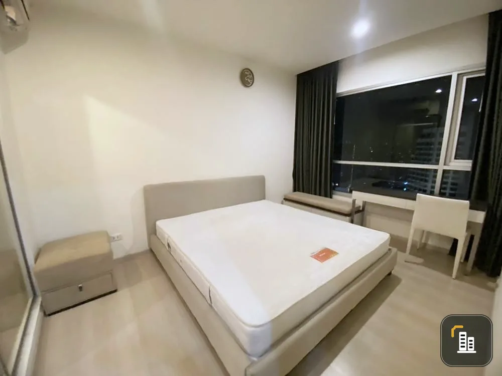 For rent: Life Ratchadaphisek, 32nd floor, high floor, fully furnished, ready to move in immediately. Book now, don't miss it.
